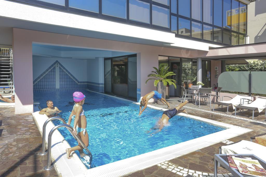 Hotel Ambassador Ριτσόνε Εξωτερικό φωτογραφία